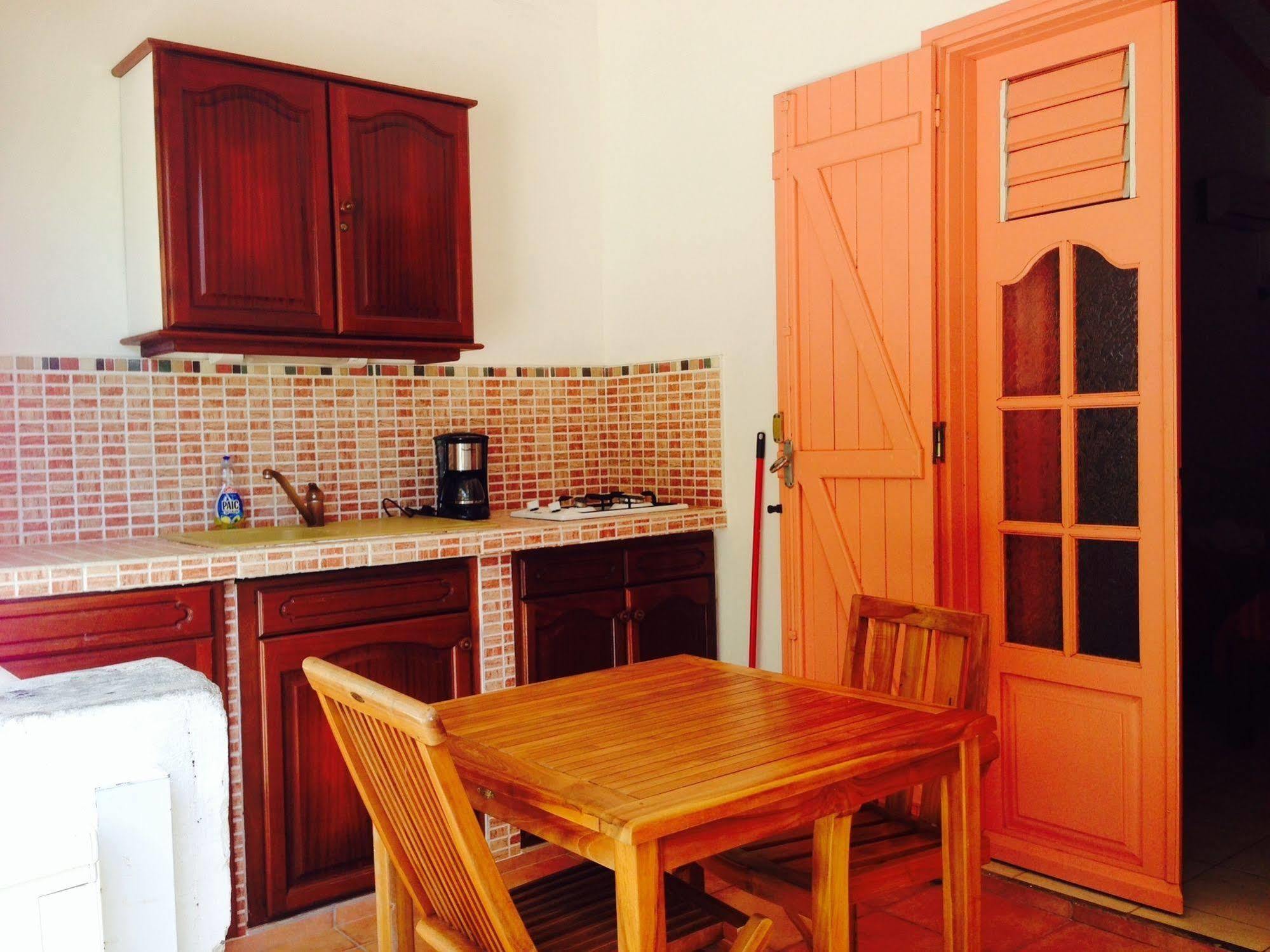 Au Village De Menard Saint-Louis Экстерьер фото